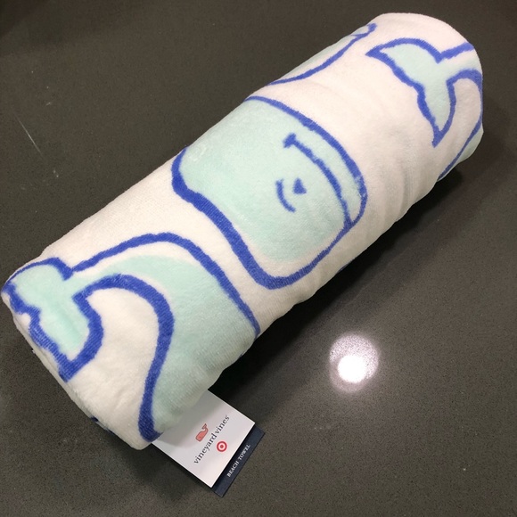 Vineyard Vines x Target Whale Print Beach Towel - Picture 4 of 5